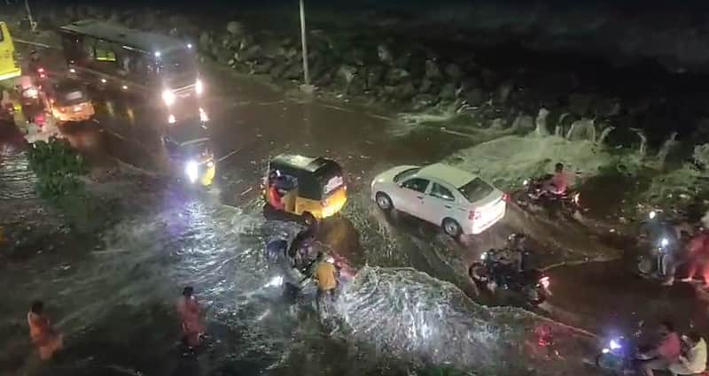 Arnab Cyclone Begins Crossing Coast in Andhra Pradesh; High Waves and Rough Sea in Ennore