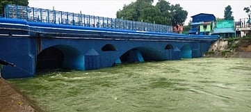 கீழணையிலிருந்து வடவாறு வழியாக வீராணம் ஏரிக்கு வெளியேற்றப்படும் தண்ணீா்.