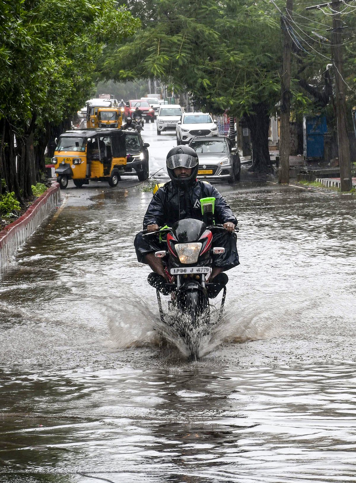 மழையால் குளம் போல் மாறிய சாலை.