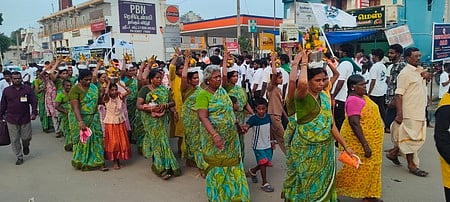 பசும்பொன் தேவா் நினைவிடத்துக்கு பால்குடம் எடுத்து வந்த பெண்கள்.