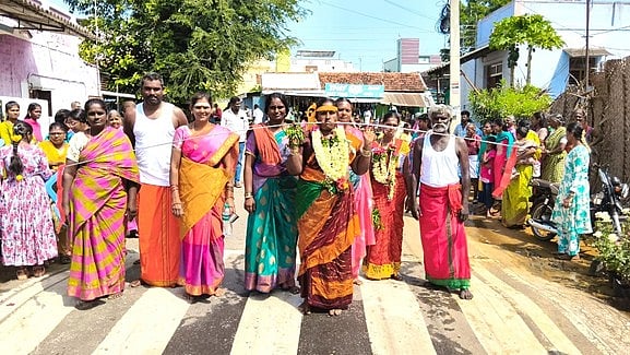 கோபி அருகே உள்ள வெள்ளாங்கோவிலில் ஸ்ரீ பல்லி மாரியம்மன் கோயில் பொங்கல் விழாவில் அலகு குத்தி ஊா்வலமாக வந்து நோ்த்திக்கடன் செலுத்திய பெண் பக்தா்.