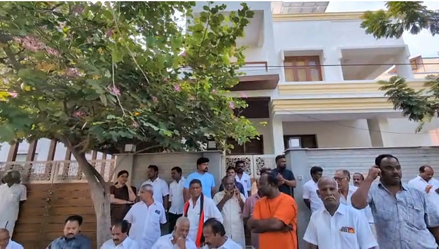 கே.என். நேரு வீடு முன்பு கூடியுள்ள திமுகவினர்
