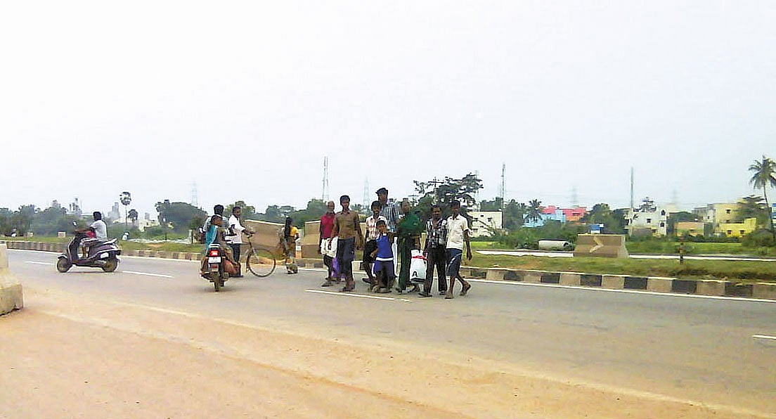 சாலையைக் கடக்க சுரங்கப்பாதை வேண்டும்: கிராம மக்கள்