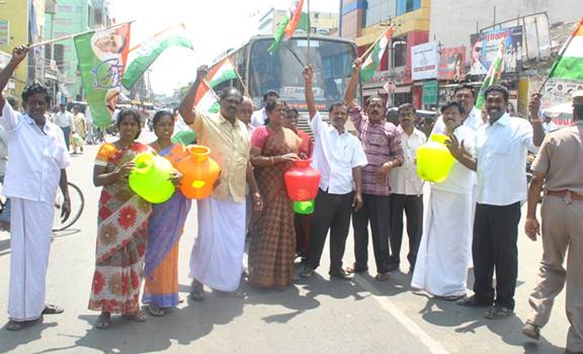 கர்நாடக அரசை கலைக்க கோரி சிதம்பரத்தில் மூப்பனார் பேரவையினர் சாலைமறியல்