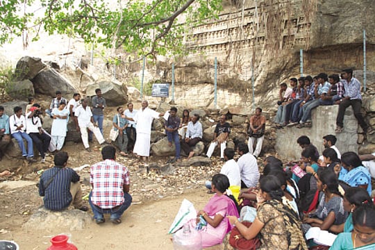 கழுகுமலைக்குச் சென்ற கல்லூரி மாணவர்கள்!