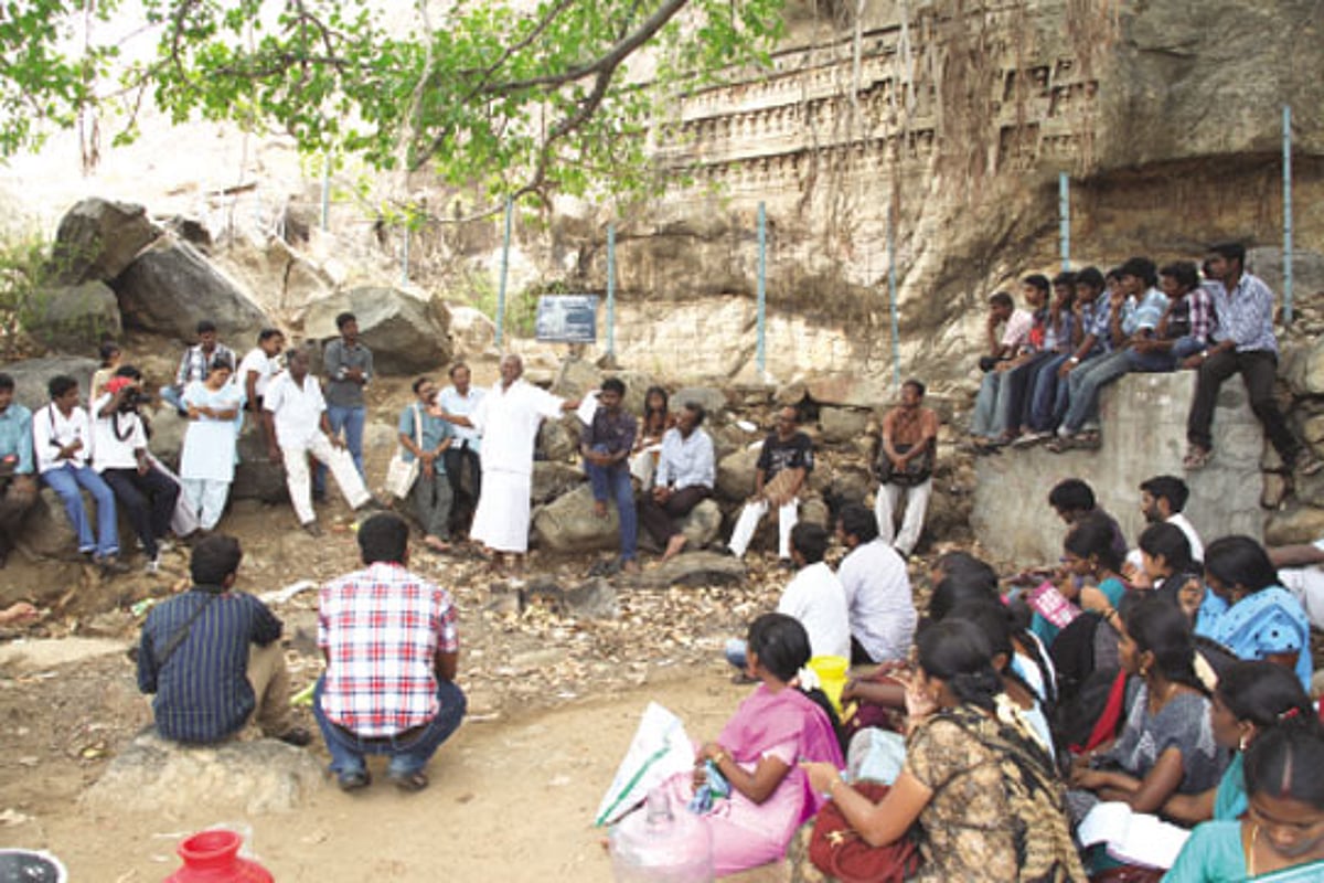 கழுகுமலைக்குச் சென்ற கல்லூரி மாணவர்கள்!