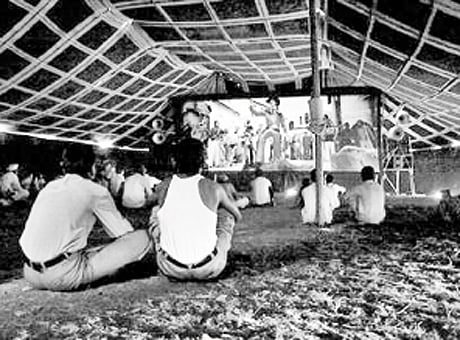 இருட்டில் வெளிச்சத்தைத் தொலைத்தவர்கள்...