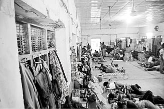 பாதுகாப்பு, அடிப்படை வசதிகள் இல்லாத "பேரக்ஸ்'