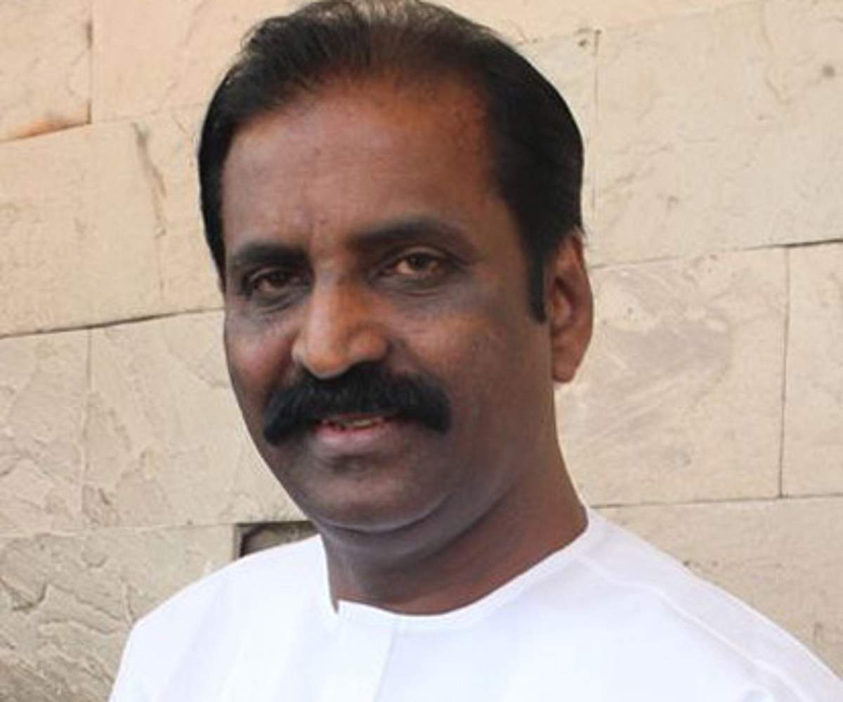 அதிகபட்ச சம்பளம் பெறும் பாடலாசிரியர்: வைரமுத்துவுக்கு சீனு ராமசாமி பிறந்தநாள் வாழ்த்து!