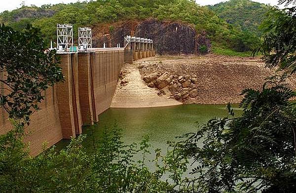 குறைகிறது அணைகளின் நீர்மட்டம்: மழைக்காக காத்திருக்கும் விவசாயிகள்