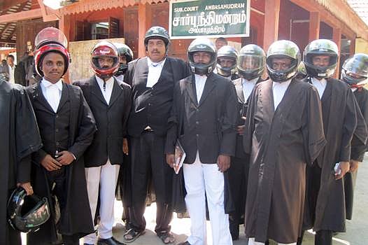 அம்பாசமுத்திரத்தில் ஹெல்மெட் அணிந்து வழக்கறிஞர்கள் போராட்டம்