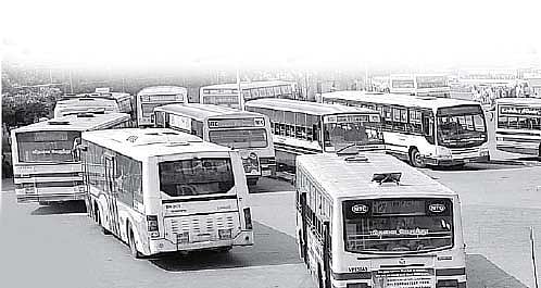 ஆள் பற்றாக்குறை எதிரொலி: இயக்கப்படாமல் பணிமனைகளிலேயே நிறுத்தப்படும் 400 மாநகர பஸ்கள்
