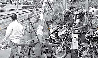 லெவல் கிராஸிங் மீது மேம்பாலம்: தமிழகம் முழுவதும் அமைக்க ரயில்வே திட்டம்