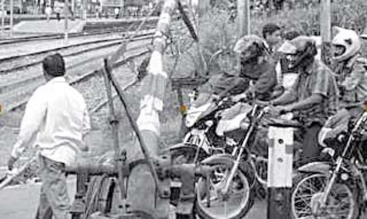 லெவல் கிராஸிங் மீது மேம்பாலம்: தமிழகம் முழுவதும் அமைக்க ரயில்வே திட்டம்