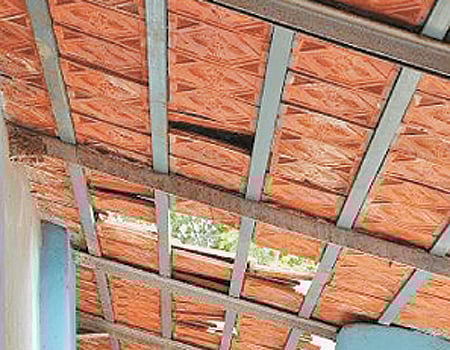 திடீரென சரிந்து விழும் ஓடுகள் அச்சத்தில் ஆசிரியர்கள், மாணவர்கள்