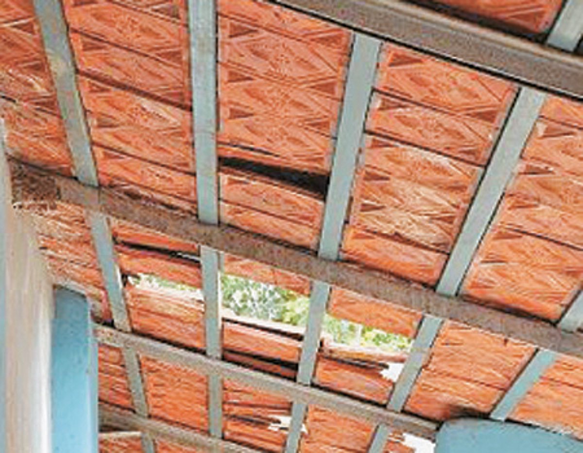 திடீரென சரிந்து விழும் ஓடுகள் அச்சத்தில் ஆசிரியர்கள், மாணவர்கள்