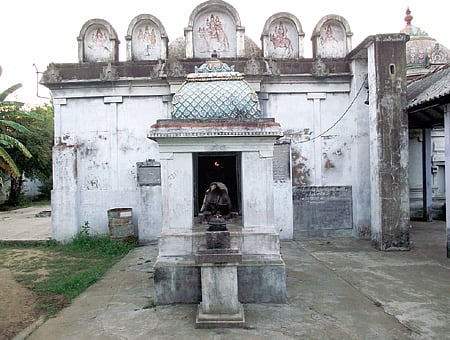 குரங்குகள் பூச்சாத்தி வழிபடும் தலம்! 