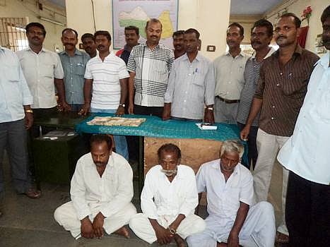 குற்றாலத்தில் இரிடியம் தருவதாகக் கூறி ஏமாற்றியவர்கள் கைது: ரூ5.48 லட்சம் பறிமுதல்