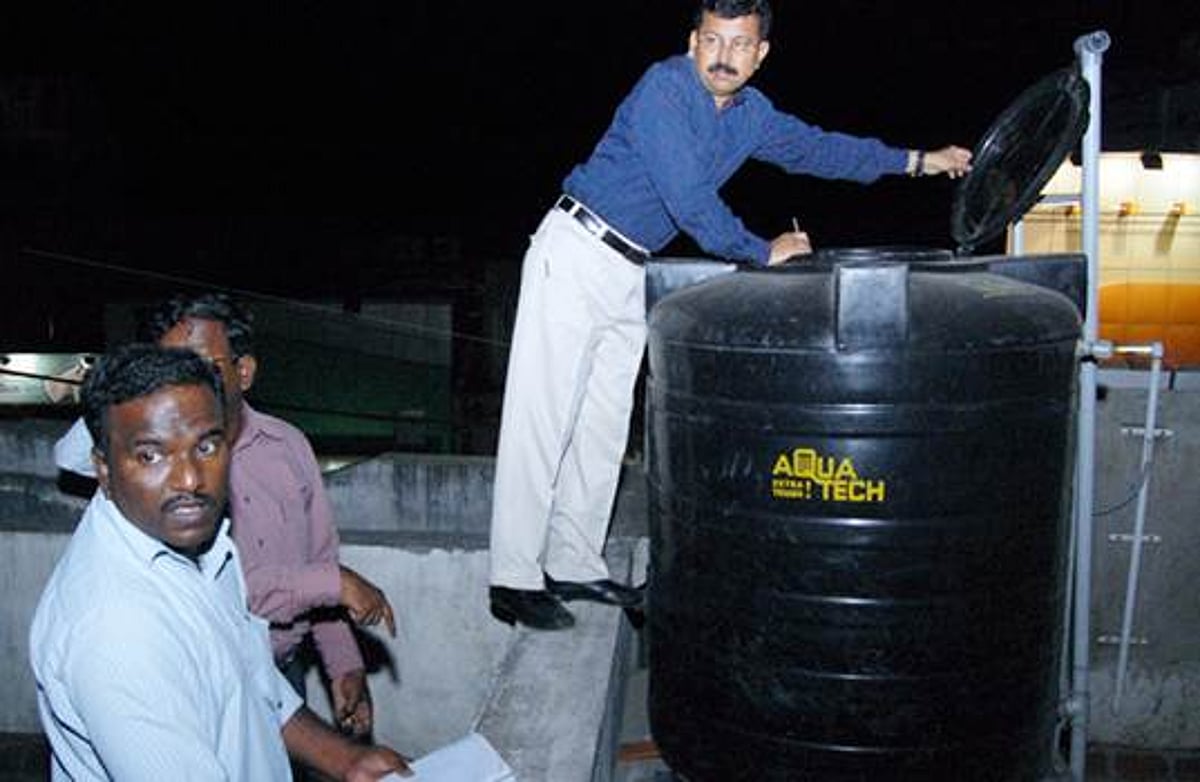 சிதம்பரத்தில் வர்த்தக நிறுவனங்களில் மாவட்ட ஆட்சியர் திடீர் ஆய்வு! கேரி பேக்குகள் பறிமுதல்