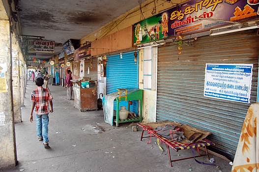 சிதம்பரத்தில் பஸ்நிலைய வியாபாரிகள் 2வது நாளாக கடை அடைப்பு