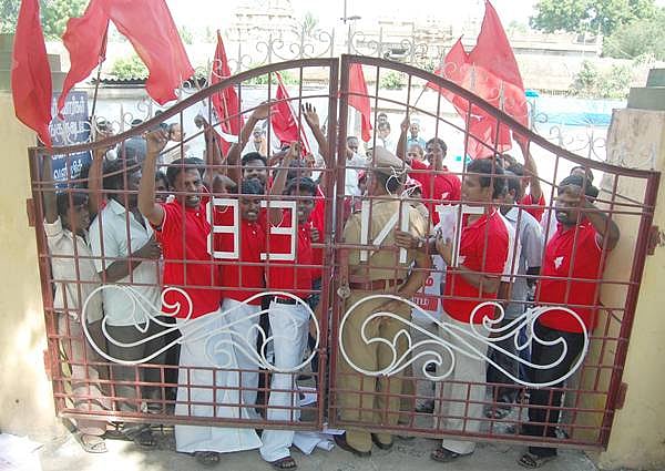 சிதம்பரம் மின்வாரிய அலுவலகத்துக்கு பூட்டுப்போட்டு போராட்டம்