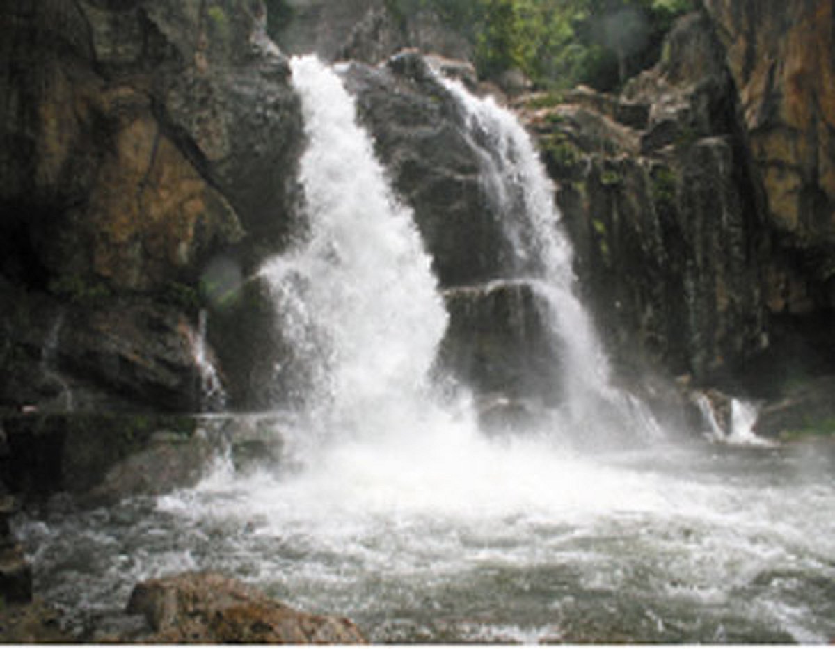 குற்றால அருவியிலே....!