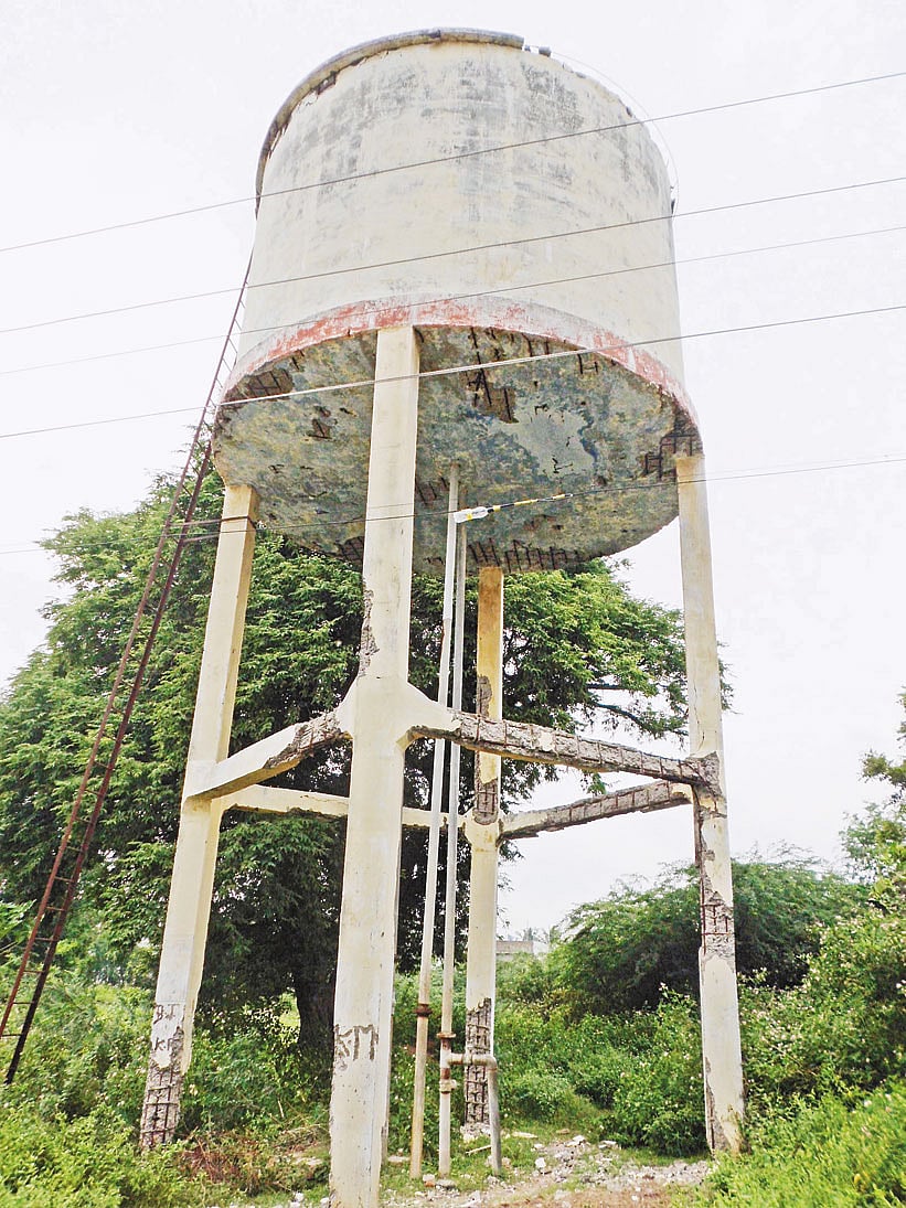 இடிந்து விழும் அபாயத்தில் குடிநீர் தொட்டி!