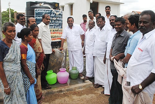 ஸ்ரீவில்.,யில் ஆழ்துளை கிணறு அமைத்து குடிநீர் தொட்டிகள்: ஒன்றியக் குழுத் தலைவர்