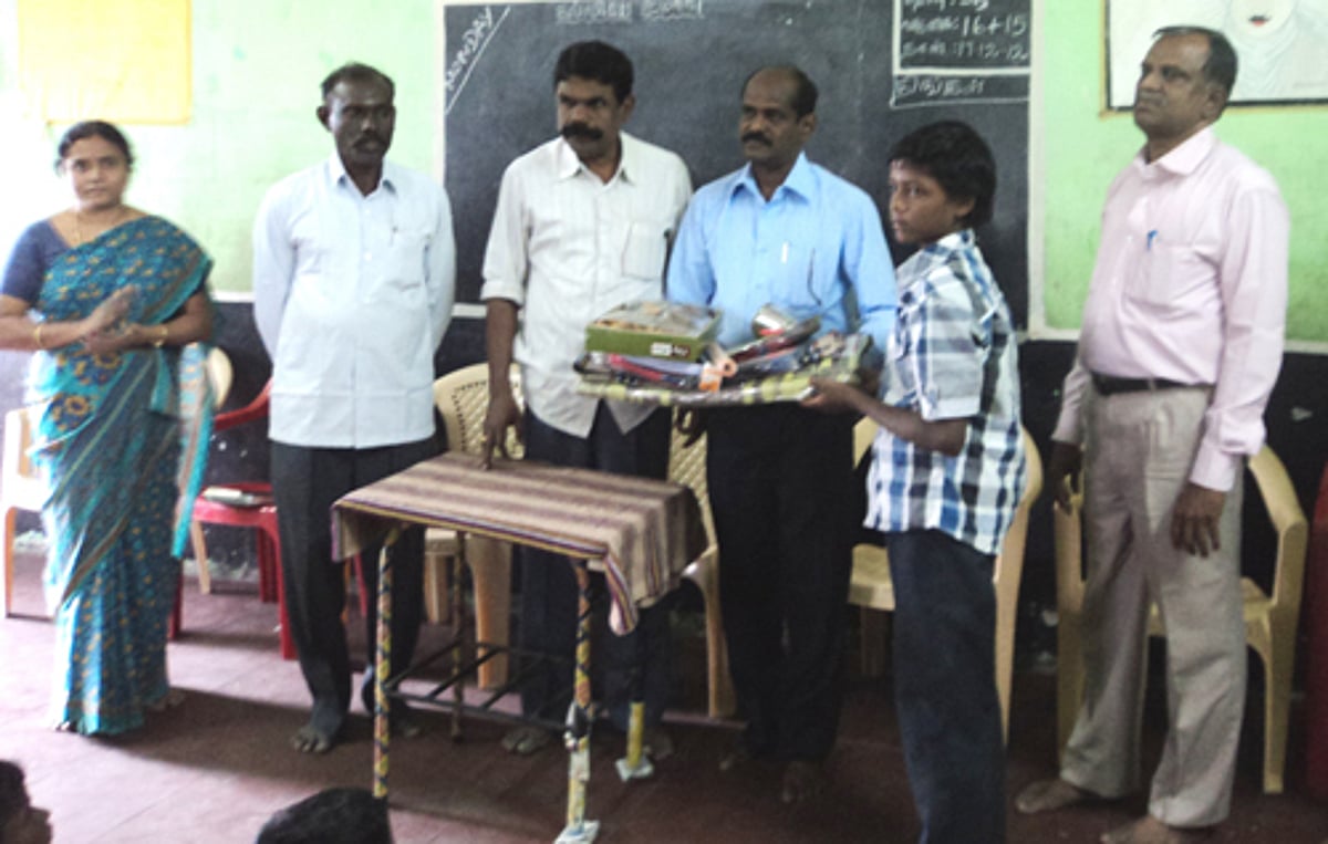 உண்டு-உறைவிடப் பள்ளி மாணவர்களுக்கு உதவிகள் வழங்கும் விழா