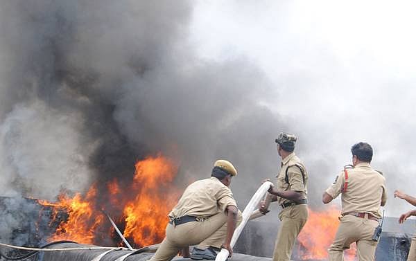 சேலம் அருகே பட்டாசு குடோனில் தீ விபத்து : 7 பேர் பலி