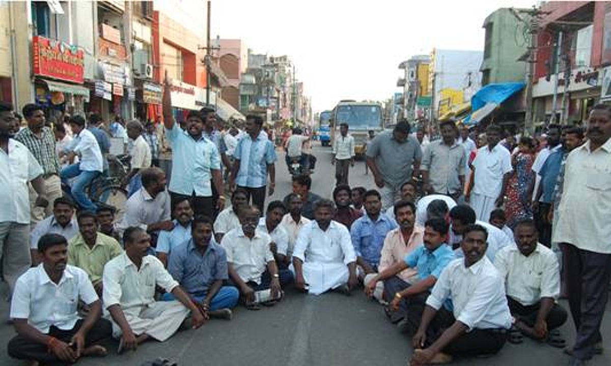 சிதம்பரத்தில் மாடியிலிருந்து விழுந்து பெண் மரணம்: விடுதலைச் சிறுத்தைகள் சாலைமறியல்