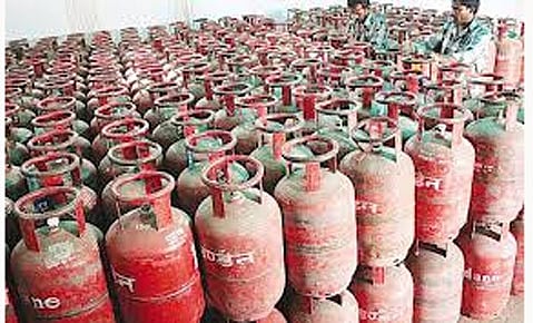 மானியம் அல்லாத சிலிண்டர் விநியோகம்! வாடிக்கையாளர்கள் குழப்பம்