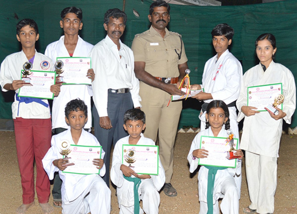 தேசிய கராத்தே போட்டி: ஸ்ரீவிலி. மாணவர்கள் வெற்றி