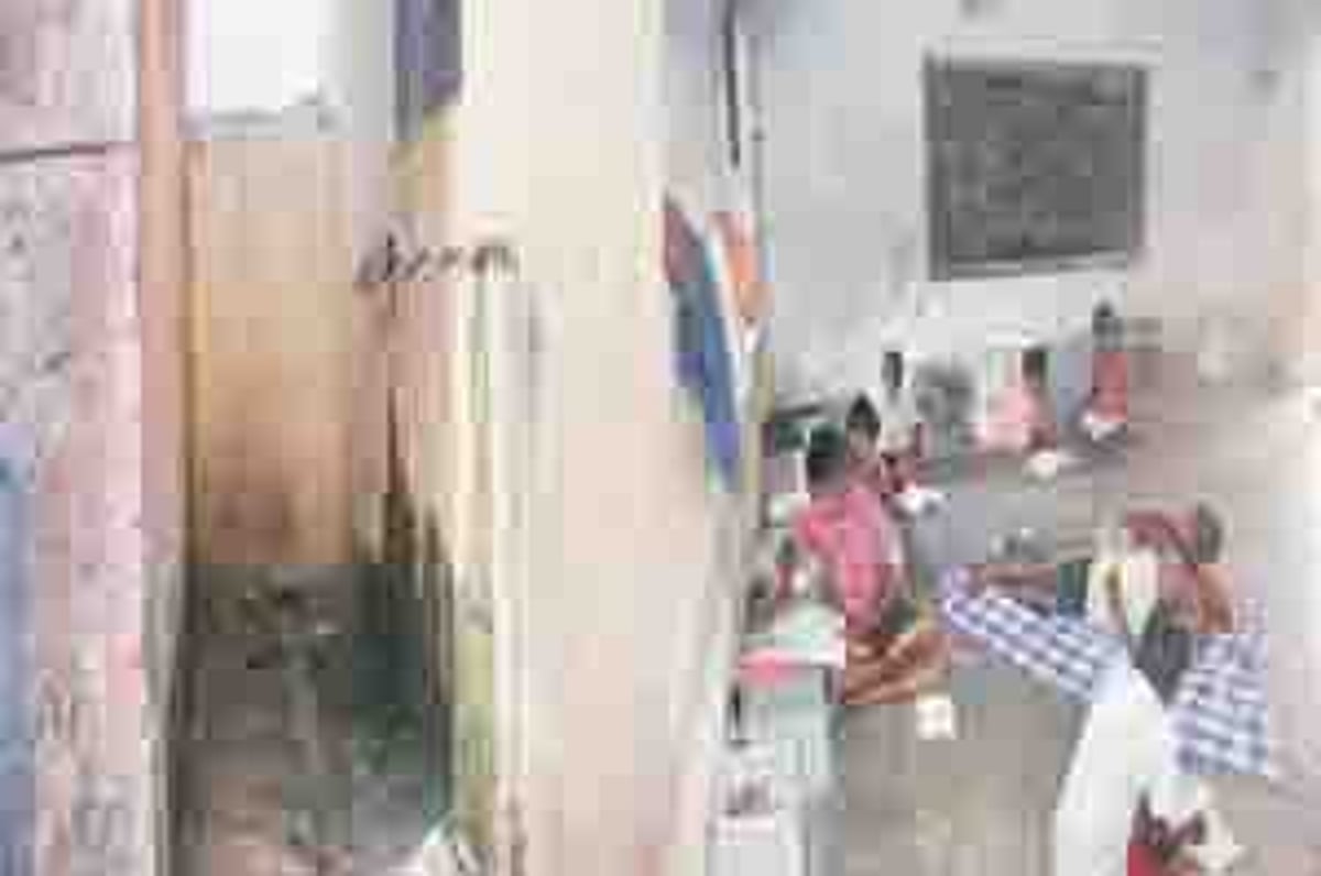 வகுப்பறையே மாணவர் விடுதியானது: 15 ஆண்டாக தொடரும் அவலம்