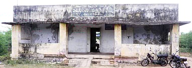 இடிந்து விழும் நிலையில் கால்நடை மருந்தகம்