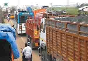 கொல்கத்தா நெடுஞ்சாலையில் தொடரும் போக்குவரத்து நெரிசல்: சுங்கச்சாவடி இடமாற்றம் செய்யப்படுமா?