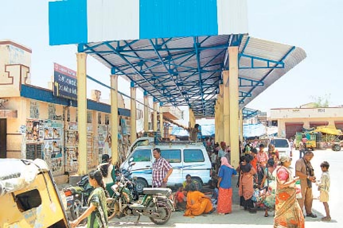 பயணிகள் நிழற்குடை: தனியார் வாகனங்கள் ஆக்கிரமிப்பு