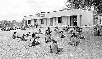 மேல்நிலைக் கல்வி பெற 12 கி.மீ. செல்லும் மாணவர்கள்!