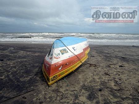 கடல் சீற்றத்தால் காரைக்காலில் 4 பைபர் படகுகள் சேதமடைந்ததாக புகார்