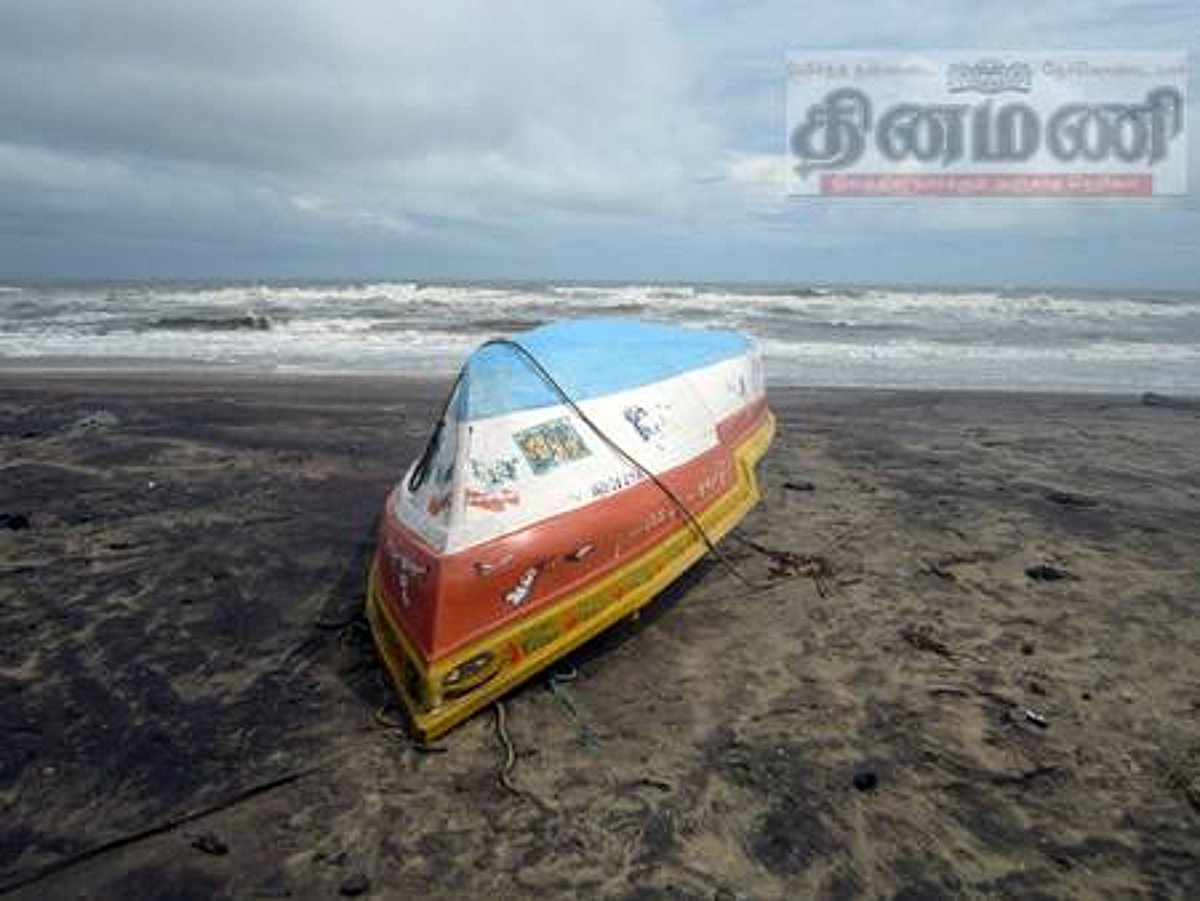 கடல் சீற்றத்தால் காரைக்காலில் 4 பைபர் படகுகள் சேதமடைந்ததாக புகார்