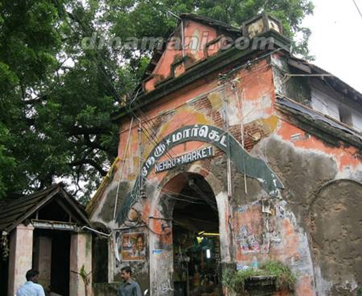 160 ஆண்டு பழமையான காரைக்கால் நேரு மார்க்கெட் இடிந்தது