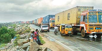 சென்னை துறைமுகத்தில் தொடரும் நெரிசல்: இடம்பெயரும் ஏற்றுமதியாளர்கள்