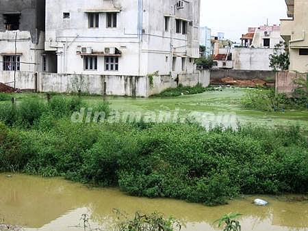 மழைநீர் வீடுகளுக்குள் புகுந்ததால் பொதுமக்கள் சாலைமறியல்