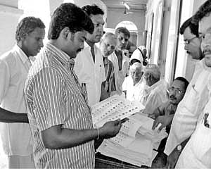 வரிகளைச் செலுத்துவதில் ஆர்வம் காட்டும் வேட்பாளர்கள்