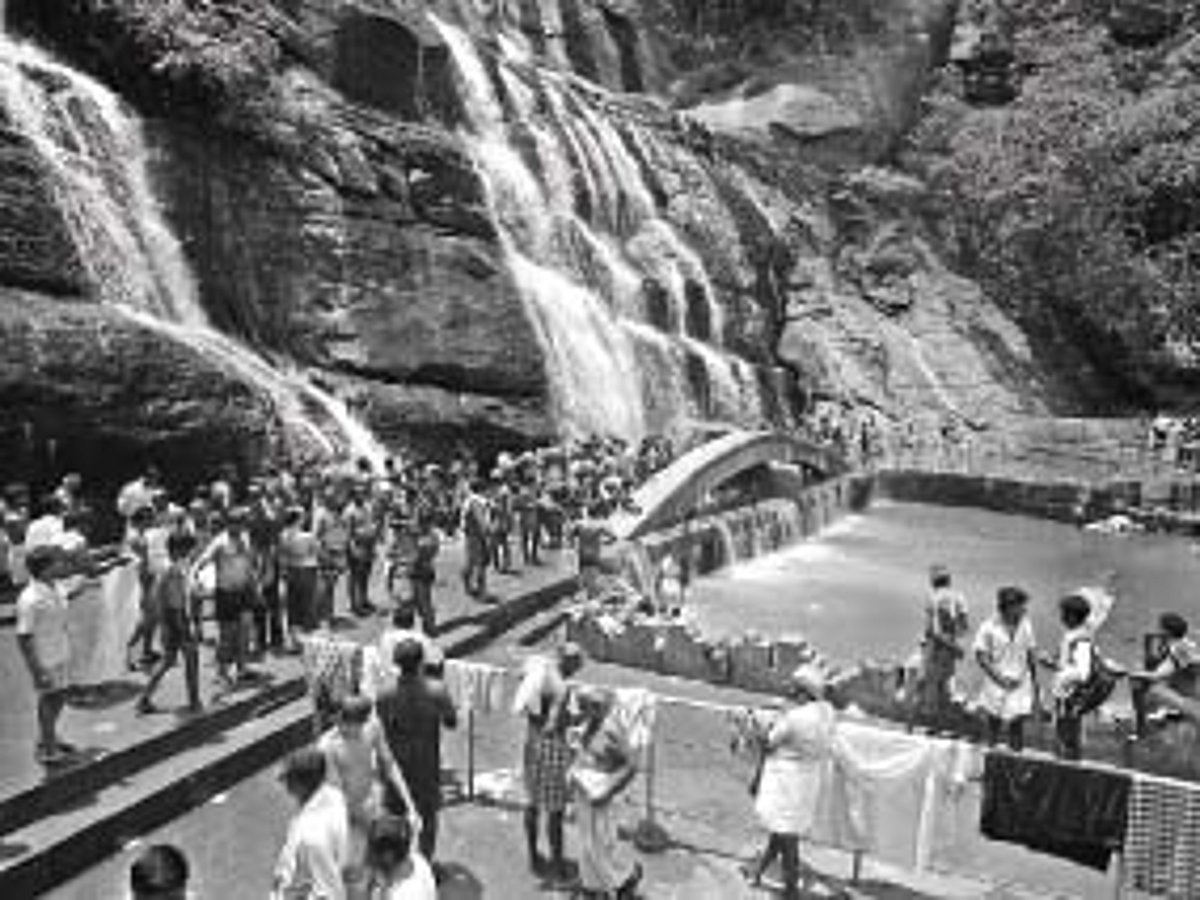 மகிழ்ச்சிக் கடலில் ஆழ்த்திய குற்றால சீசன்!