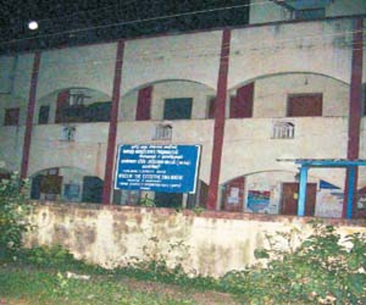 இருளில் மூழ்கிக் கிடக்கும் மின்வாரிய அலுவலகம் !