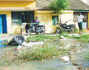 குடிநீரில் கலக்கும் கழிவுநீர்