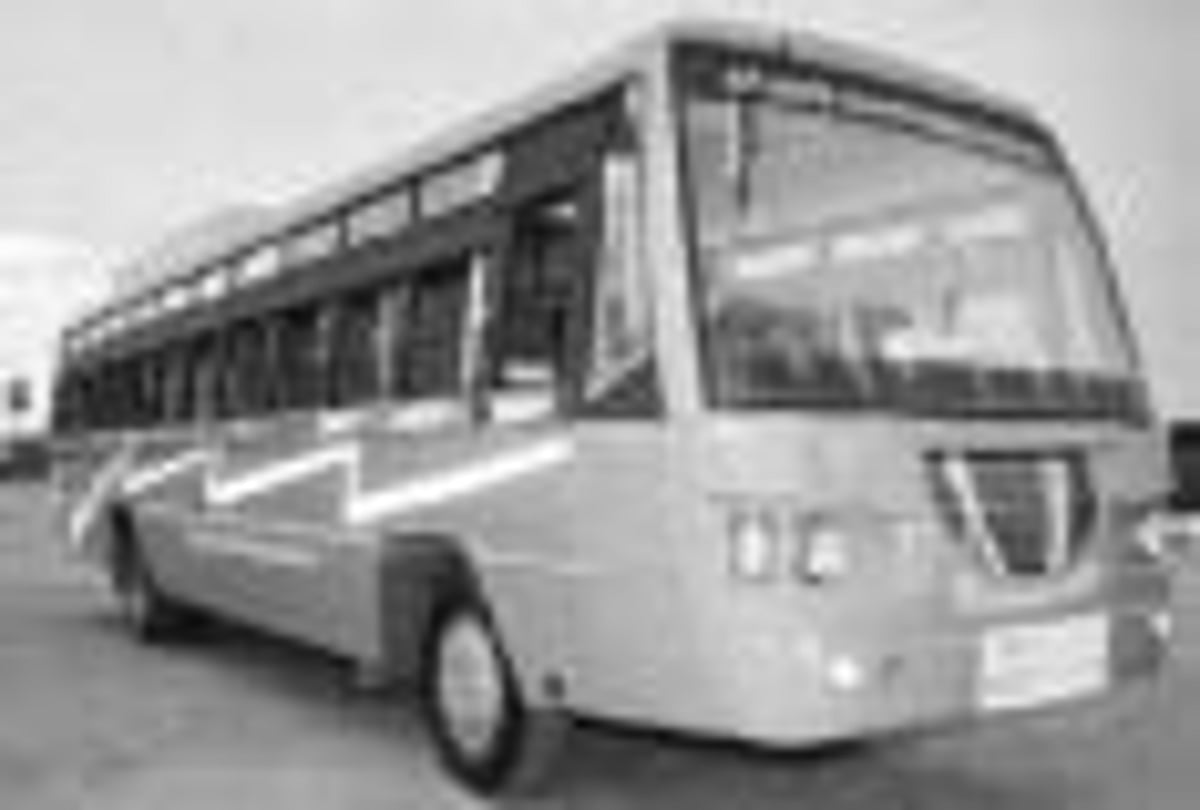 குறுக்கும் நெடுக்குமாக நிறுத்தப்படும் பஸ்கள்...