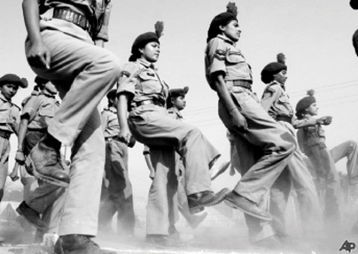 சீருடை, காலணி இல்லாமல் என்.சி.சி. பயிற்சி!