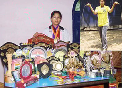 சுருள் வாளைச் சுழற்றும் அருவி!